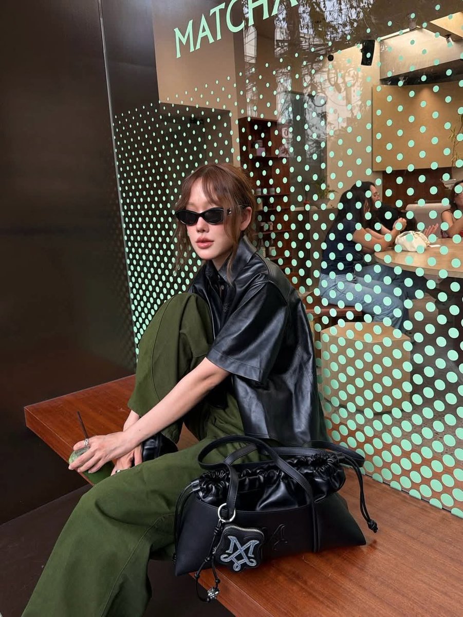 Tiishatiinz's tweet photo. Basic, but made iconic. 🖤
IT BAG 26 in black, elevated by our #MergeFriends. แท้จากช้อป💯
where every curve makes the statement.
.
Meet the IT BAG 26 on Monday, 2 March at 12PM on MERGE official Website.
.
พิกัด🛒🧸
https://t.co/k6oIwwEGa3
#itbag26
#MergeItbag26
#ItsNormalBag https://t.co/f7SFs6h2fk