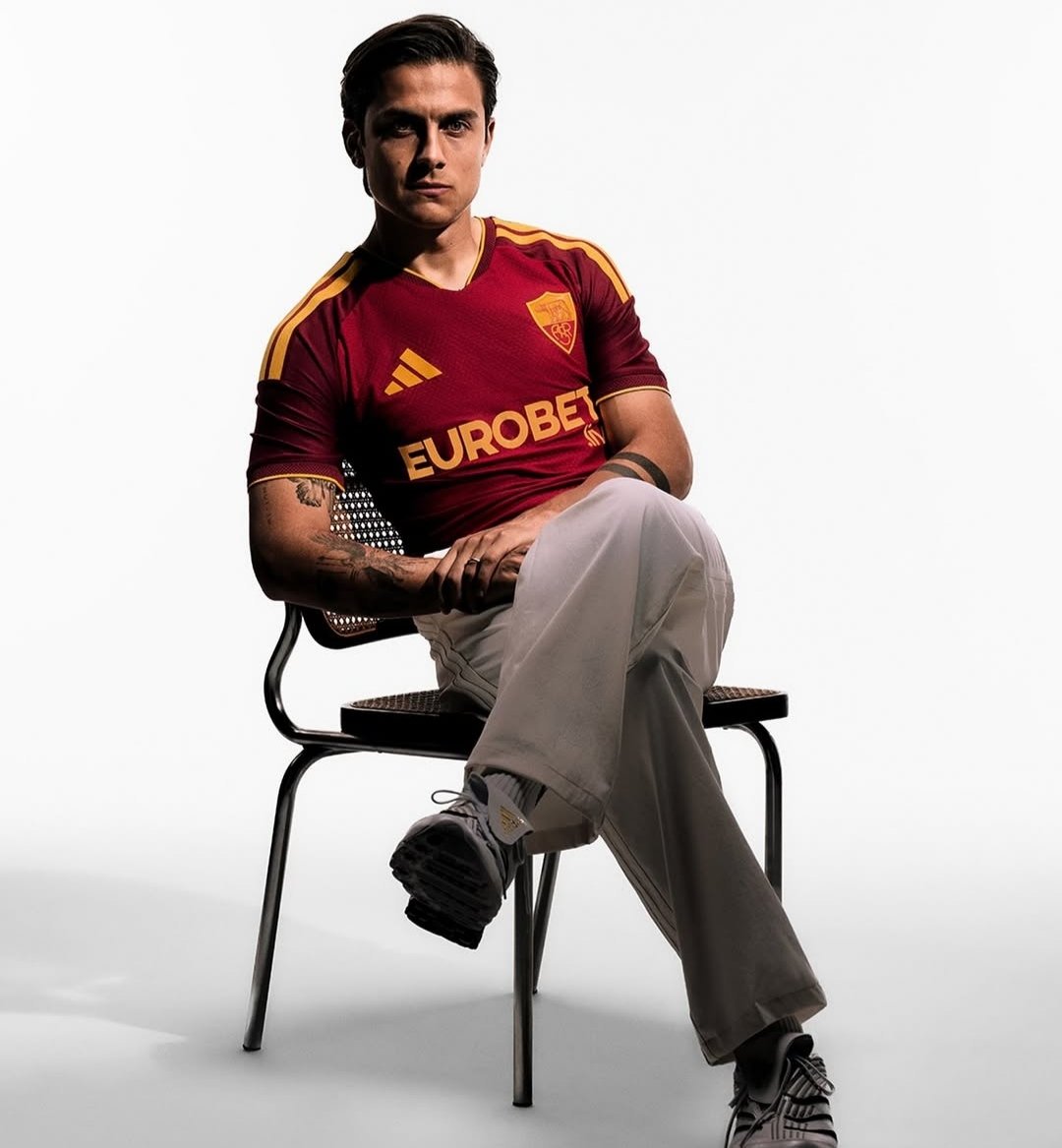 kaartikfooty's tweet photo. Paulo Dybala has officially signed a new contract until June 2027, ending speculation about his future. The Argentine forward remains a key part of Roma's plans for the new season. #ASRoma #Roma #ForzaRoma #DajeRoma #Giallorossi #SerieA #Romanisti #Football #Soccer #FootballFans https://t.co/CdbOsiRjdc