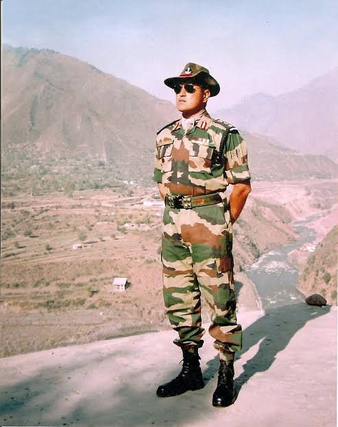 TigerCharlii's tweet photo. On July 31, 2007,
India lost Braveheart 

Colonel Vasanth Venugopal
Ashoka Chakra (P)
9 Maratha Light Infantry
From: Karnataka 

He made supreme sacrifice fighting #Pakistan terrorists in Jammu and Kashmir 
Salute 🇮🇳 
#IndianArmy #Friday https://t.co/4LAwAUkfIb
