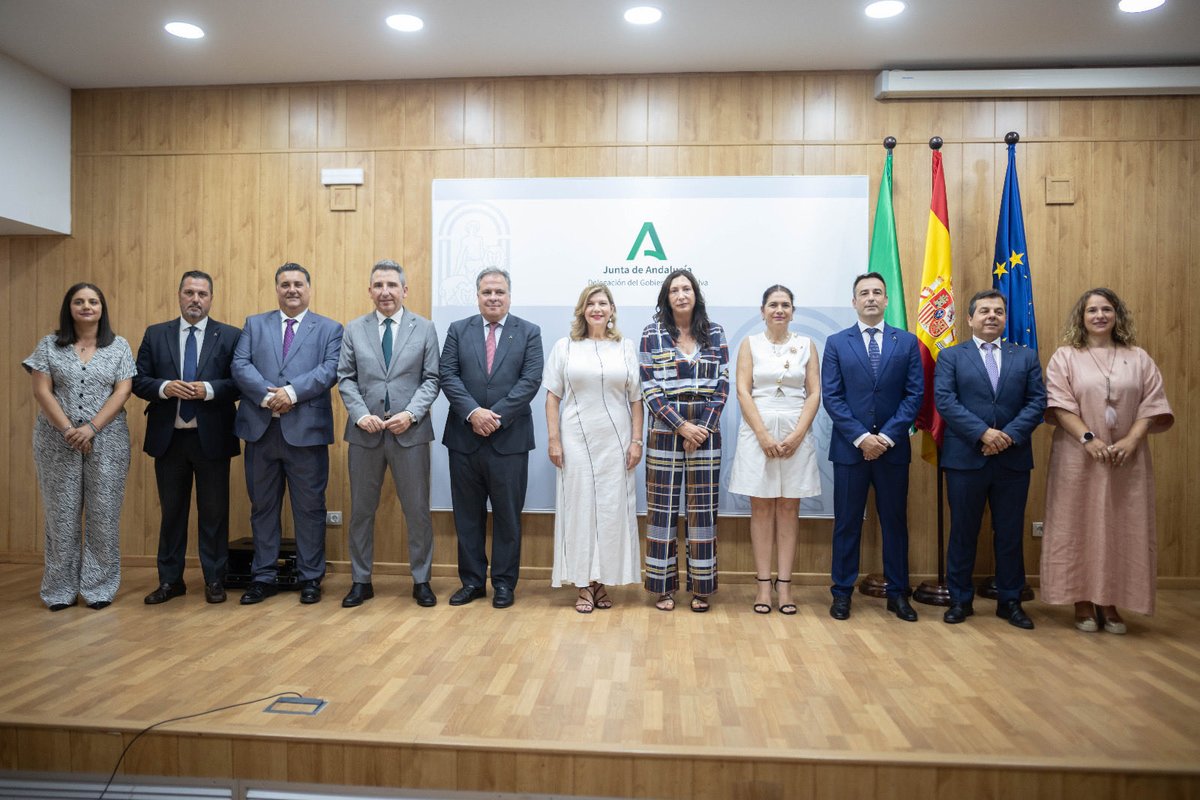 IgualdadAND's tweet photo. 🔜 @loleslopez destaca el compromiso de los delegados territoriales con la provincia onubense: “No son la Junta en Huelva, sino Huelva en la Junta”.

La consejera preside la toma de posesión del nuevo equipo territorial y apuesta por seguir trabajando por los retos de la provincia desde el diálogo y la colaboración. 📈💼

ℹ️ https://t.co/5Y9kqcUtJx