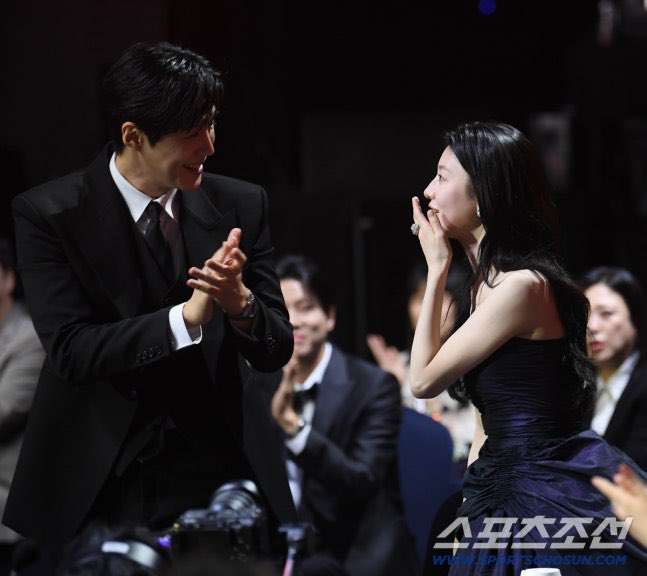 midseonmar's tweet photo. KIM SEONHO GO YOUNJUNG OH MY GOD LOOK AT THEM HE LOOKS SO PROUD OF HER😭😭😭😭😭😭😭😭😭😭 https://t.co/clpFZuDKJ2