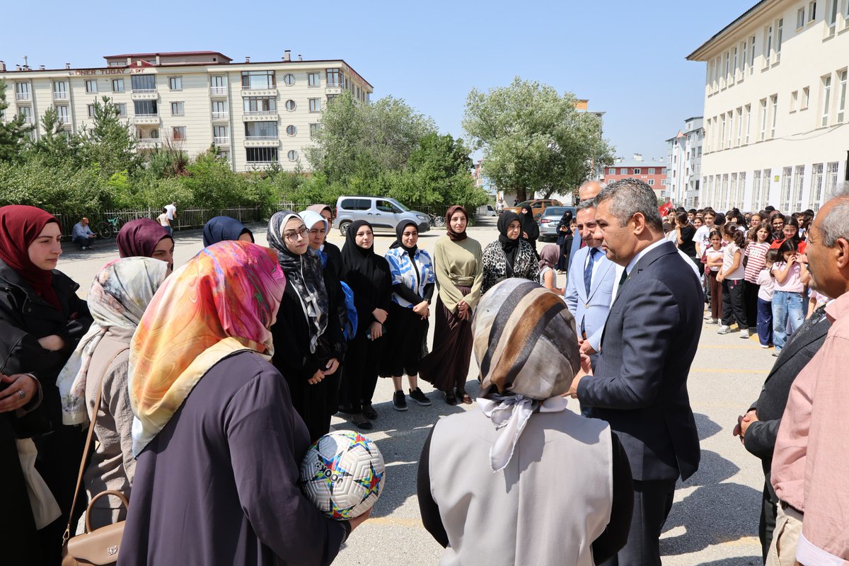 Erzurum_Mem's tweet photo. 📚🌸 Yaz Kurslarında Çocuklarımızın Neşesi Geleceğimize Umut Oluyor

İl Millî Eğitim Müdürümüz Sayın Süleyman Ekici, yaz  kurslarını ziyaret etmeye devam ediyor.

Bu kapsamda Kocatepe İlkokulumuzu ziyaret eden İl Müdürümüz, öğrencilerimizle bir araya gelerek kurs sürecine ilişkin keyifli sohbetler gerçekleştirdi. Çocuklarımızın gerçekleştirdikleri etkinlikleri ilgiyle dinleyen İl Müdürümüz, onların heyecan ve mutluluğuna ortak oldu.

Öğrencilerimizin sevgi ve coşkuyla karşıladığı Sayın Müdürümüz, yaz kurslarının çocuklarımızın manevi, ahlaki ve sosyal gelişimlerine sağladığı katkılara vurgu yaparak tüm öğrencilerimize verimli ve başarılı bir eğitim dönemi temennisinde bulundu.

#ZİRVEDEEĞİTİMERZURUMDAGELECEK

@tcmeb @Yusuf__Tekin @ekicis20