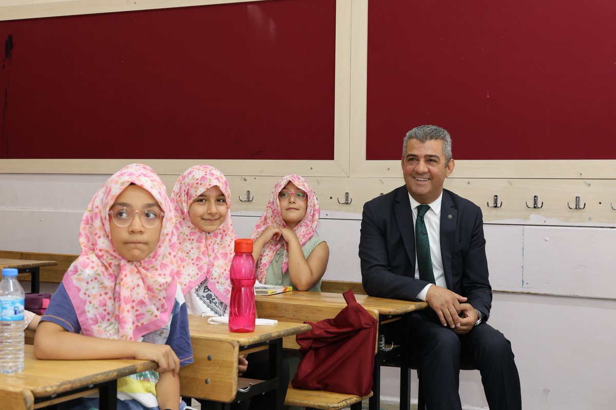 Erzurum_Mem's tweet photo. 📚🌸 Yaz Kurslarında Çocuklarımızın Neşesi Geleceğimize Umut Oluyor

İl Millî Eğitim Müdürümüz Sayın Süleyman Ekici, yaz  kurslarını ziyaret etmeye devam ediyor.

Bu kapsamda Kocatepe İlkokulumuzu ziyaret eden İl Müdürümüz, öğrencilerimizle bir araya gelerek kurs sürecine ilişkin keyifli sohbetler gerçekleştirdi. Çocuklarımızın gerçekleştirdikleri etkinlikleri ilgiyle dinleyen İl Müdürümüz, onların heyecan ve mutluluğuna ortak oldu.

Öğrencilerimizin sevgi ve coşkuyla karşıladığı Sayın Müdürümüz, yaz kurslarının çocuklarımızın manevi, ahlaki ve sosyal gelişimlerine sağladığı katkılara vurgu yaparak tüm öğrencilerimize verimli ve başarılı bir eğitim dönemi temennisinde bulundu.

#ZİRVEDEEĞİTİMERZURUMDAGELECEK

@tcmeb @Yusuf__Tekin @ekicis20