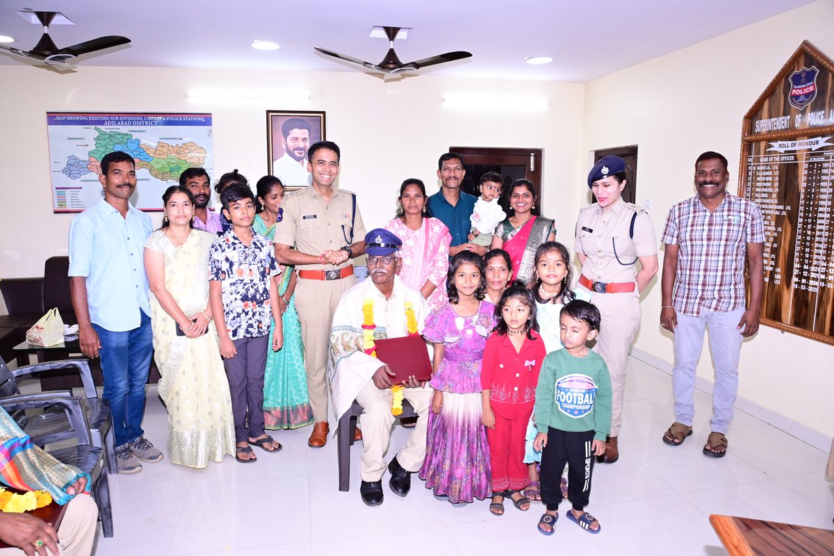 adilabad_sp's tweet photo. 👏 పోలీసు సేవలకు గౌరవ సత్కారం!
38–41 ఏళ్లపాటు విశిష్ట సేవలందించిన ఎం.ఏ. అజీజ్, కే. రమేష్, పి. గోవిందరావు, కే. భీమ్రావులకు జిల్లా ఎస్పీ అఖిల్ మహాజన్ ఘన సత్కారం నిర్వహించారు. పదవీ విరమణ అనంతరం ఆరోగ్యంపై దృష్టి సారిస్తూ సంతోషకరమైన జీవితం గడపాలని ఆకాంక్షించారు. 🇮🇳
 #PolicePride https://t.co/4Q0ovCM6Qr