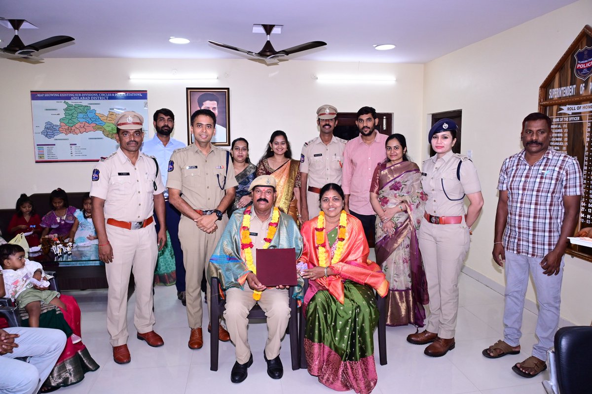 adilabad_sp's tweet photo. 👏 పోలీసు సేవలకు గౌరవ సత్కారం!
38–41 ఏళ్లపాటు విశిష్ట సేవలందించిన ఎం.ఏ. అజీజ్, కే. రమేష్, పి. గోవిందరావు, కే. భీమ్రావులకు జిల్లా ఎస్పీ అఖిల్ మహాజన్ ఘన సత్కారం నిర్వహించారు. పదవీ విరమణ అనంతరం ఆరోగ్యంపై దృష్టి సారిస్తూ సంతోషకరమైన జీవితం గడపాలని ఆకాంక్షించారు. 🇮🇳
 #PolicePride https://t.co/4Q0ovCM6Qr