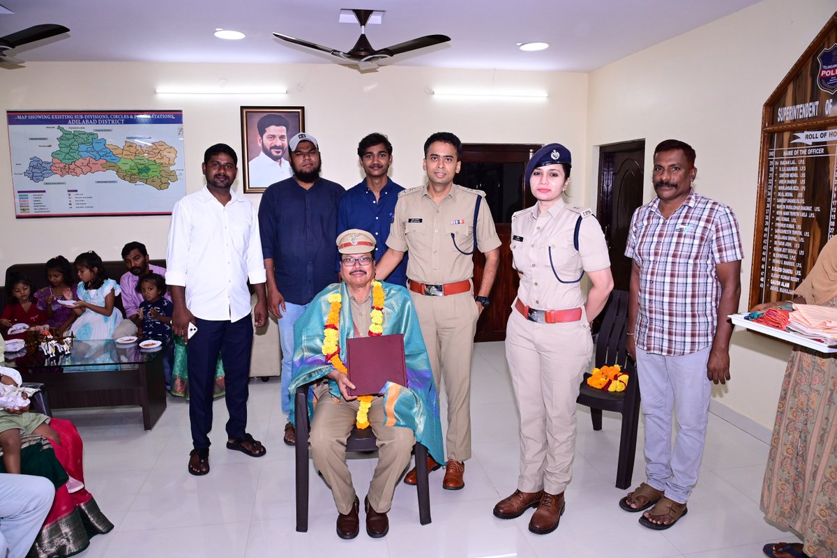 adilabad_sp's tweet photo. 👏 పోలీసు సేవలకు గౌరవ సత్కారం!
38–41 ఏళ్లపాటు విశిష్ట సేవలందించిన ఎం.ఏ. అజీజ్, కే. రమేష్, పి. గోవిందరావు, కే. భీమ్రావులకు జిల్లా ఎస్పీ అఖిల్ మహాజన్ ఘన సత్కారం నిర్వహించారు. పదవీ విరమణ అనంతరం ఆరోగ్యంపై దృష్టి సారిస్తూ సంతోషకరమైన జీవితం గడపాలని ఆకాంక్షించారు. 🇮🇳
 #PolicePride https://t.co/4Q0ovCM6Qr