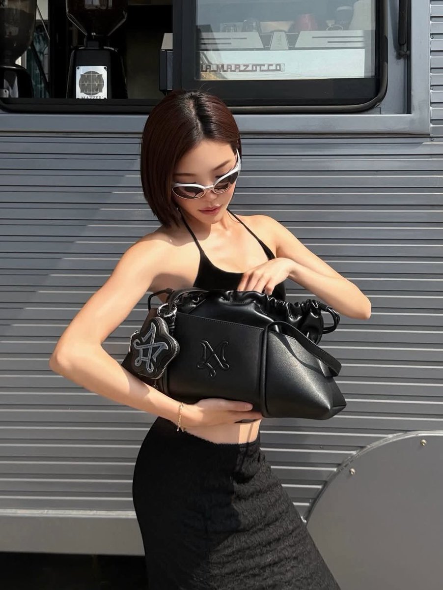 Tiishatiinz's tweet photo. Basic, but made iconic. 🖤
IT BAG 26 in black, elevated by our #MergeFriends. แท้จากช้อป💯
where every curve makes the statement.
.
Meet the IT BAG 26 on Monday, 2 March at 12PM on MERGE official Website.
.
พิกัด🛒🧸
https://t.co/k6oIwwEGa3
#itbag26
#MergeItbag26
#ItsNormalBag https://t.co/TYAKlZlUlJ