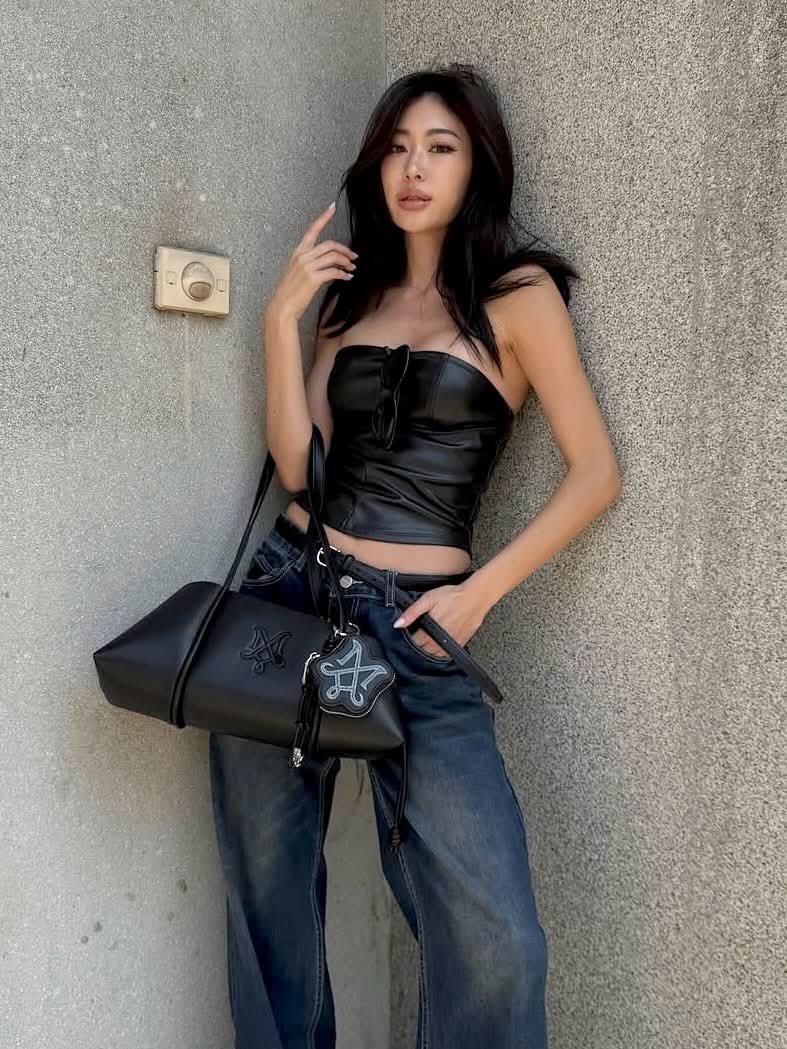 Tiishatiinz's tweet photo. Basic, but made iconic. 🖤
IT BAG 26 in black, elevated by our #MergeFriends. แท้จากช้อป💯
where every curve makes the statement.
.
Meet the IT BAG 26 on Monday, 2 March at 12PM on MERGE official Website.
.
พิกัด🛒🧸
https://t.co/k6oIwwEGa3
#itbag26
#MergeItbag26
#ItsNormalBag https://t.co/TYAKlZlUlJ