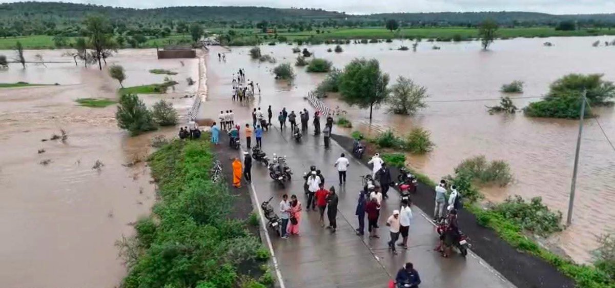 airnews_mumbai's tweet photo. #HingoliRain🌧️: हिंगोली जिल्ह्यामध्ये गेल्या २४ तासांत सरासरी १०३ मिलीमीटर पावसांची नोंद 

🌊कयाधू नदीला पूर आल्याने अनेक गावांचा संपर्क तुटला असून जनजीवन विस्कळीत 

⛈️पावसामुळे कळमनुरी-बोल्डा रस्ता वाहतुकीसाठी बंद

#Hingoli #HeavyRain #KayadhuRiver #FloodAlert #RoadClosure #Monsoon #DisasterManagement #WeatherUpdate