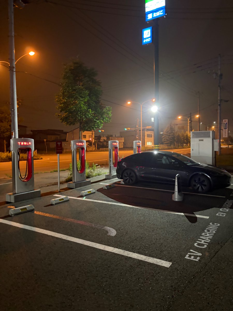 Teslamodel3__'s tweet photo. テスラで北海道へフェリー旅に行ってきました。最高の旅になりましたが、トラブルも。
なんと途中でiPhoneが故障して使用不可に。宿の情報やフェリーチケットも取り出せなくなりました。
しかしテスラで本当に良かったです。GrokとナビでApple認定修理センターを探して、待ち時間は車内でYouTube見てました。その日は修理とデータ復元で一日潰れてしまいましたが、旅先でテスラじゃなかったら詰んでました。
ちなみにカードキーも持ってましたが、Apple Watchでテスラを動かしてました。
トータル1300キロ以上走りましたが、モデル3の乗り心地は最高でした！

#テスラ　#モデル3  #北海道