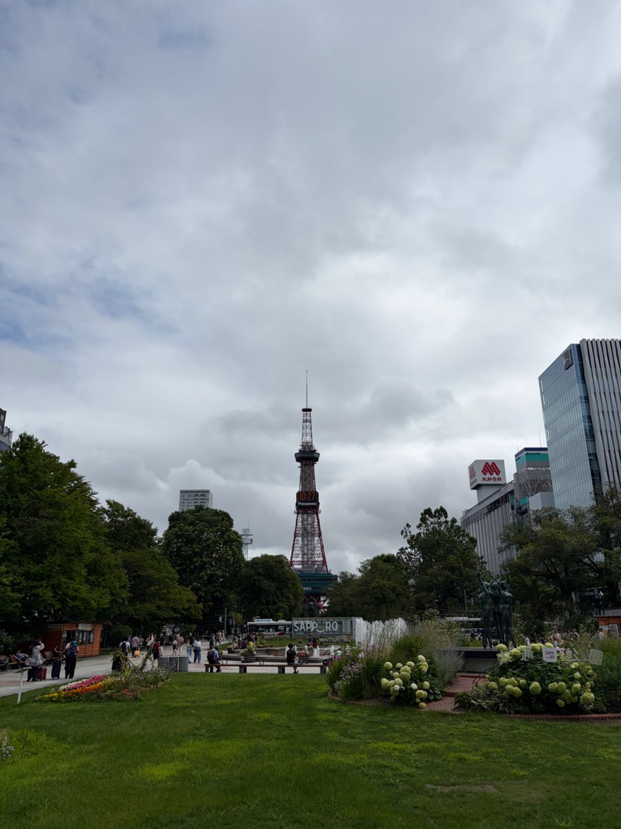 Teslamodel3__'s tweet photo. テスラで北海道へフェリー旅に行ってきました。最高の旅になりましたが、トラブルも。
なんと途中でiPhoneが故障して使用不可に。宿の情報やフェリーチケットも取り出せなくなりました。
しかしテスラで本当に良かったです。GrokとナビでApple認定修理センターを探して、待ち時間は車内でYouTube見てました。その日は修理とデータ復元で一日潰れてしまいましたが、旅先でテスラじゃなかったら詰んでました。
ちなみにカードキーも持ってましたが、Apple Watchでテスラを動かしてました。
トータル1300キロ以上走りましたが、モデル3の乗り心地は最高でした！

#テスラ　#モデル3  #北海道