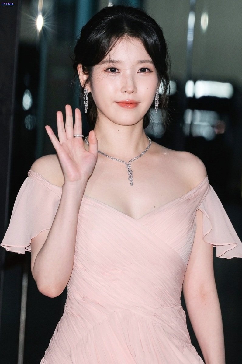 IUtopia_0516's tweet photo. [ 青龍電視劇大賞-U站獨家 ]  
2026/07/31
청룡시리즈어워즈
Blue Dragon Series Award
cr. Utopia
#청룡시리즈어워즈 #IU #李知恩 #아이유 #이지은 #dlwlrma https://t.co/e5HZqVj84L