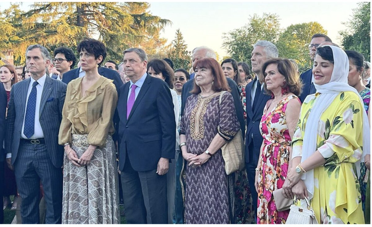 hermanntertsch's tweet photo. Altos representantes del gobierno español y el PSOE celebran la fiesta del 27 aniversario de la coronación del Rey Marruecos. en Madrid mientras en Ceuta los súbditos de ese muismo rey invaden España. Fueron a la fiestuqui aunque la tragedia ya había empezado.
Suprema iconografía de la traición.