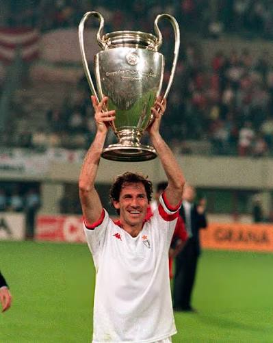 Laver_ONE's tweet photo. Da ragazzina, ho avuto il piacere di poter ammirare il Milan più vincente di sempre e tu eri la sua incrollabile guida. Un campione straordinario e un uomo straordinariamente umile. Grazie Franco ❤️🖤 #Leggenda https://t.co/FH91GZ7I5u
