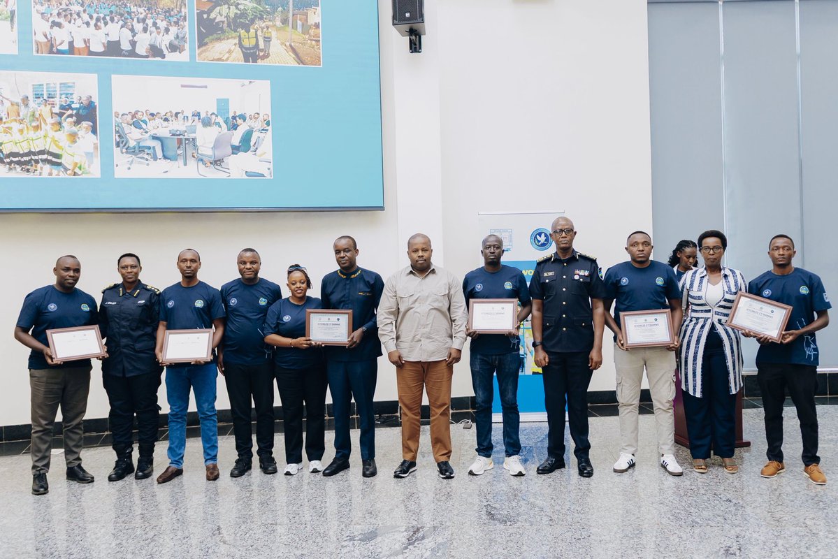 CityofKigali's tweet photo. Umuyobozi w’Umujyi wa Kigali Samuel Dusengiyumva yashimiye Urubyiruko rw’Abakorerabushake muri #KigaliYacu. 

Yavuze ko Umujyi wa Kigali uha agaciro kandi ushima umusanzu wabo haba mu kubungabunga isuku n’umutekano, umuganda, gukumira no kurwanya inzoga z’inkorano n’ibindi. 

Yavuze ko uru rubyiruko rwongera imbaraga mu gukumira imico mibi igenda ifata intera mu rubyiruko harimo imyambarire idakwiye, ubwomanzi, ubusinzi bukabije n’ibindi. 

Yagize ati: “Turashima ibikorwa byanyu byivugira. Mudufashe guca burundu inzoga zitujuje ubuziranenge n’imyambarire idakwiye. Umuntu akwiye kwambara imyenda imuhesha ikuzo mu bandi.” 

Mu mwaka w’Ingengo y’Imari wa 2025/2026, urubyiruko rw’abakorerabushake rwakoze ibikorwa byinshi biteza imbere imibereho y’abatuye #KigaliYacu. Bivuye mu bushobozi bwabo, bishatsemo miliyoni 15 zifashishijwe mu kuremera abatishoboye n’ibindi.