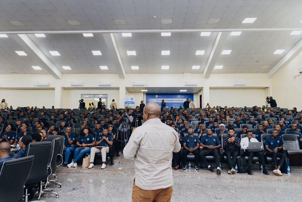 CityofKigali's tweet photo. Umuyobozi w’Umujyi wa Kigali Samuel Dusengiyumva yashimiye Urubyiruko rw’Abakorerabushake muri #KigaliYacu. 

Yavuze ko Umujyi wa Kigali uha agaciro kandi ushima umusanzu wabo haba mu kubungabunga isuku n’umutekano, umuganda, gukumira no kurwanya inzoga z’inkorano n’ibindi. 

Yavuze ko uru rubyiruko rwongera imbaraga mu gukumira imico mibi igenda ifata intera mu rubyiruko harimo imyambarire idakwiye, ubwomanzi, ubusinzi bukabije n’ibindi. 

Yagize ati: “Turashima ibikorwa byanyu byivugira. Mudufashe guca burundu inzoga zitujuje ubuziranenge n’imyambarire idakwiye. Umuntu akwiye kwambara imyenda imuhesha ikuzo mu bandi.” 

Mu mwaka w’Ingengo y’Imari wa 2025/2026, urubyiruko rw’abakorerabushake rwakoze ibikorwa byinshi biteza imbere imibereho y’abatuye #KigaliYacu. Bivuye mu bushobozi bwabo, bishatsemo miliyoni 15 zifashishijwe mu kuremera abatishoboye n’ibindi.