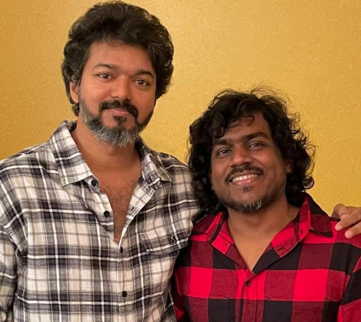 CinemaWithAB's tweet photo. #JasonSanjay:
"#Yuvan is my favourite music director. He sang one song in #Sigma🎤. When i met him for the first time, He asked about Appa & i said Appa is fine♥️. During my early days, I used to wear Yuvan sir printed Hoodies and i ask my Appa (@actorvijay) to click pictures with that Hoodie & ask to send it to Yuvan sir👕. While doing Sigma work, i trolled Yuvan sir why he is not coming to Chennai & settled in Dubai😀"