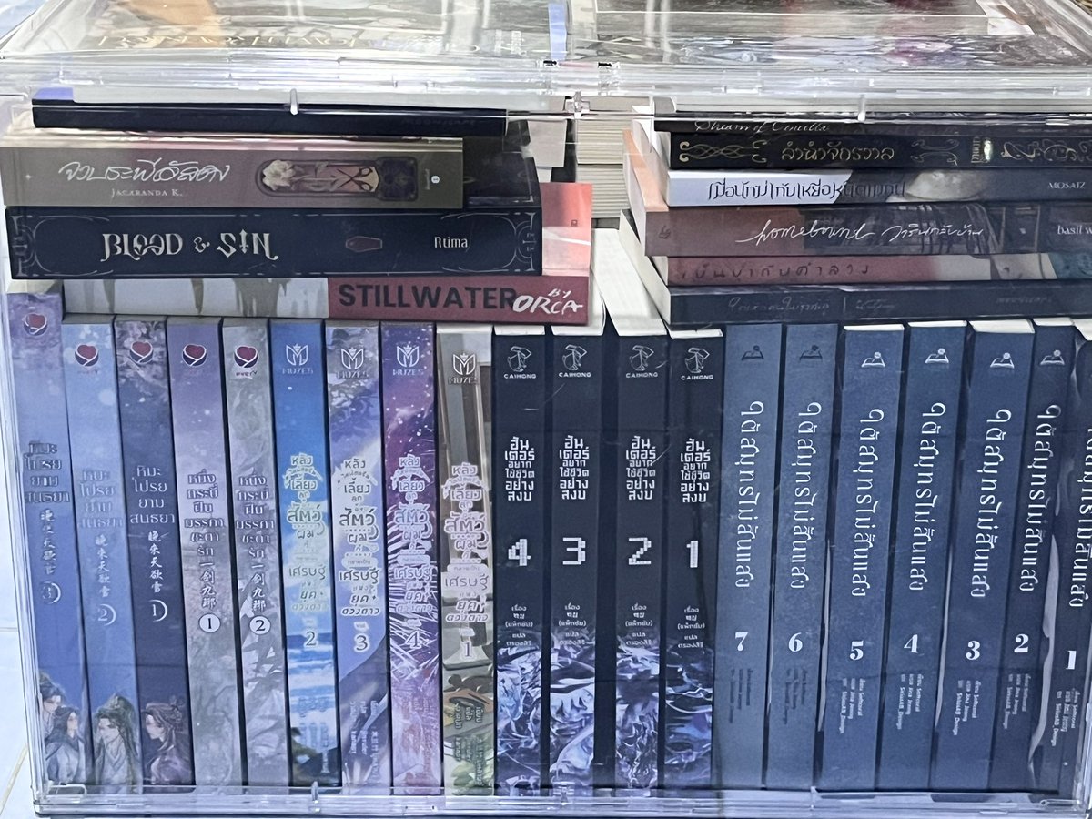 andstgoodnovel's tweet photo. ลองไปเอฟกล่องใสใส่ของมาหนึ่งกล่องในช้อปปี้ ก่อนประกอบรู้สึกว่าน้องค่อนข้างง้องแง้งมาก แต่พอประกอบเสร็จแล้วเอาหนังสือใส่ก็รู้สึกว่าพอได้อยู่นะ เดี๋ยวคราวหน้าลองไซส์ใหญ่กว่านี้ดู  ꒰ྀི ੭˶ᵔ ᵕ ᵔ ꒱ྀི੭ (((เพราะพ้มตู้เต็มน่ะ…))) 🤍📚🛒 https://t.co/U0lT5CrrLV