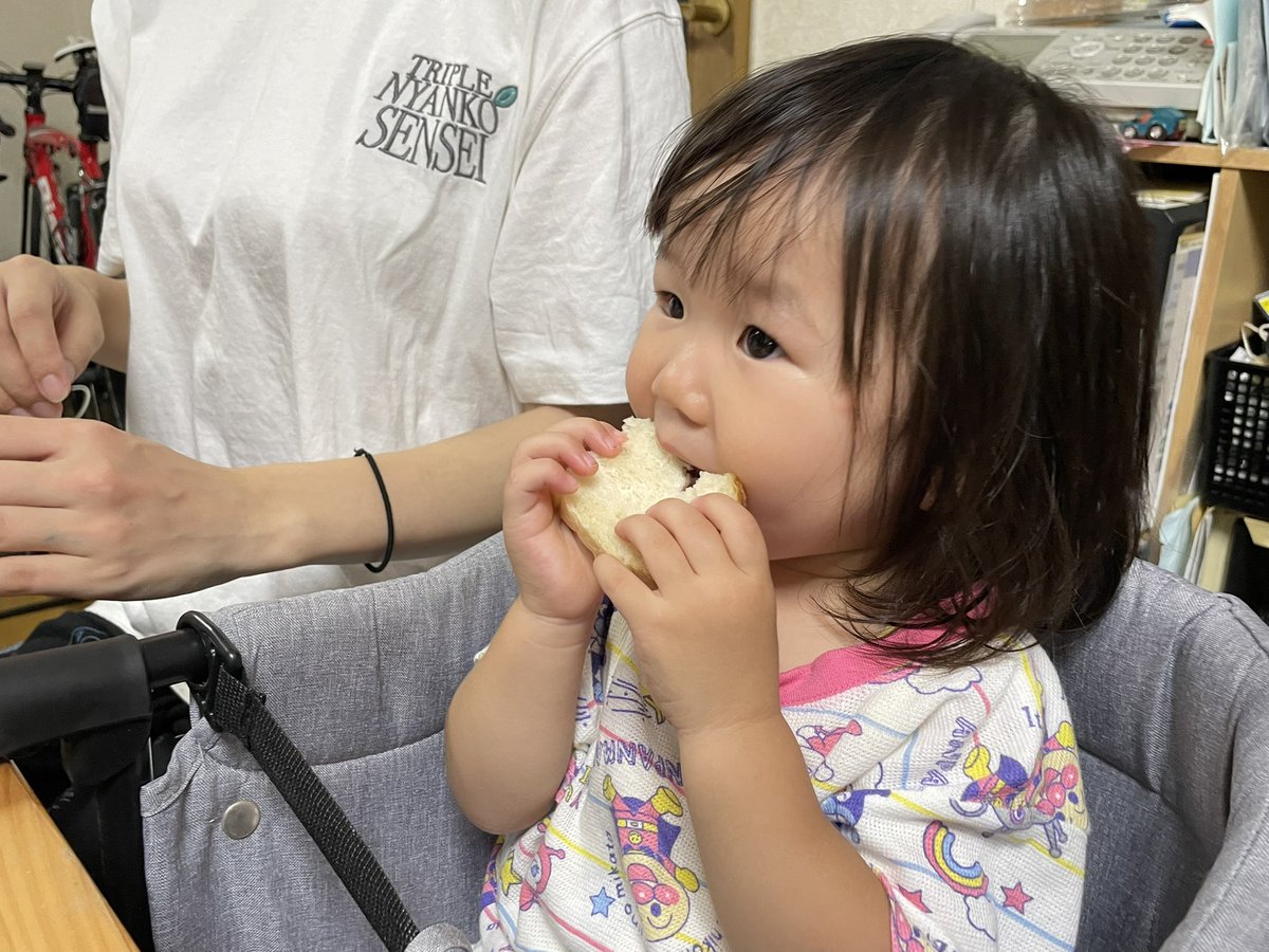 daiju42's tweet photo. 本日焼いた山食
お孫ちゃんたくさん食べてくれました😊
パンを食べてる所が可愛くてじーじは
(*´﹃｀*)ﾃ���ﾚﾃﾞﾚでした
機関車トーマスでも遊んでくれました
遊び方よ🤣っ🤣っ🤣
まだ早かったか(笑)
#孫
#じーじと孫
#手作り食パン
#山食
#ミニプラレール https://t.co/GUTRYt2Jta