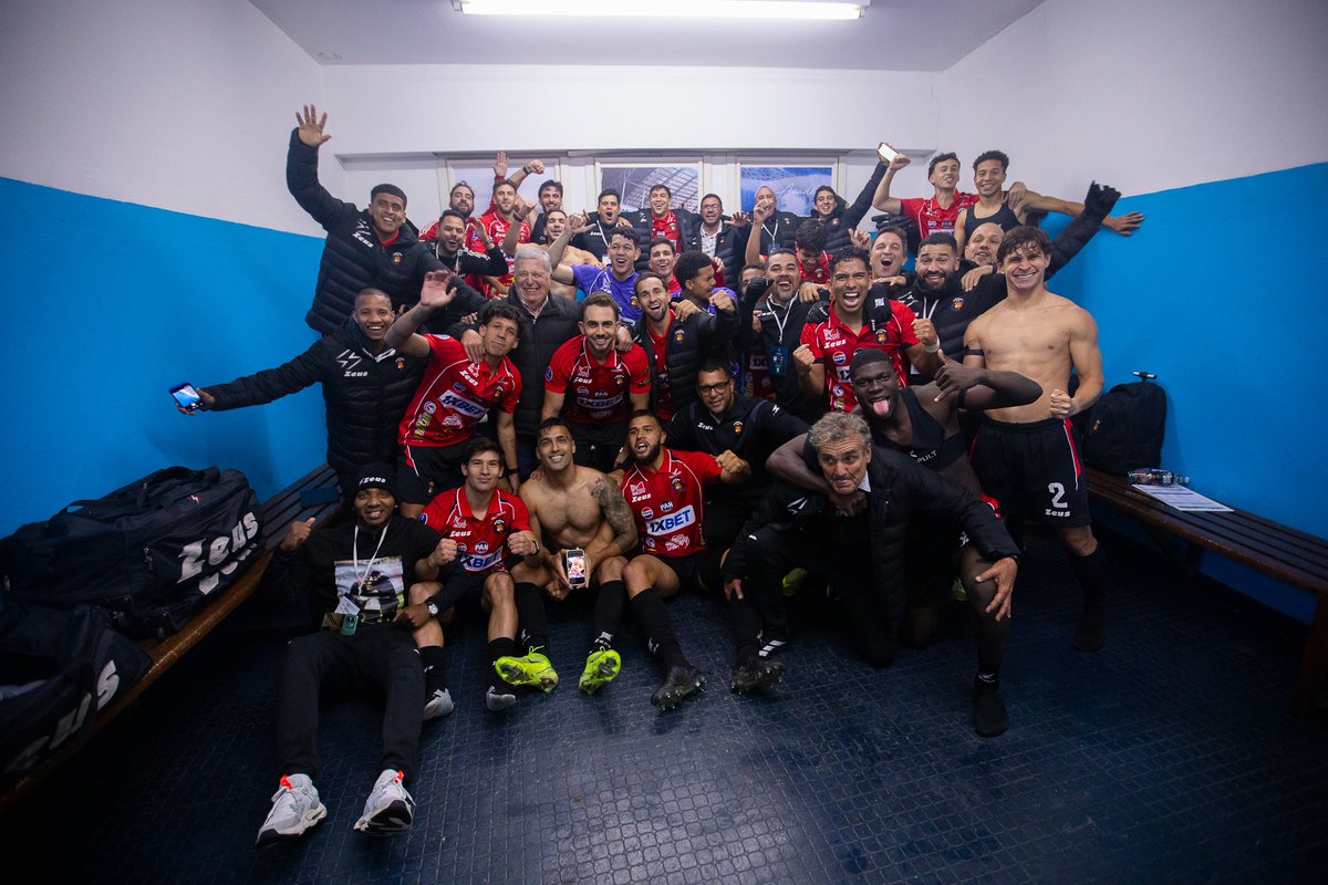 UrdanetaKev's tweet photo. Fue una hermosa Copa, pero con un final inesperado. Trastocó mucho el terremoto, porque el equipo no pudo llegar con el mejor ritmo futbolístico a la serie contra Santa Fe, rival de jerarquía con tipos que jugaron en la Premier, La Liga, Brasileirao, México, Turquía, Argentina y que en enero fue campeón del fútbol colombiano. Cualquier rival a estas alturas ya es jodido, son fases decisivas.

Me quedo con la actitud de este plantel en la Fase de Grupos, que fue a a Río de Janeiro 🇧🇷 y le sacó puntos en Brasil al campeón de la Libertadores 2024 y que hace un año le ganó al PSG, también salió invicto contra el campeón de la Sudamericana 2024 y Semifinalista de la Libertadores 2025, dejándolo eliminado en Buenos Aires 🇦🇷 de un torneo en el que era favorito al momento del sorteo, y subió a Sucre 🇧🇴 y le ganó a Independiente Petrolero.

Van 3 Fase de Grupos consecutivas. Dios quiera que en 2027 sea la cuarta al hilo. A pelear el Clausura. Seguimos. 🇾🇪♥️🏆⚽