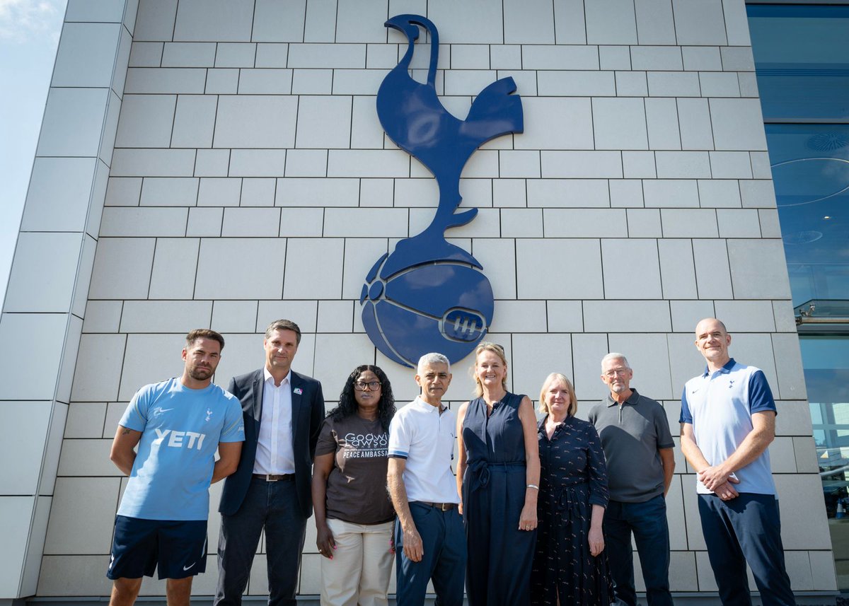 MayorofLondon's tweet photo. I want London to be the best city in the world to grow up in.

My @LDN_VRU has teamed up with the @premierleague and London's football club charities this summer. At Spurs Training Centre, I saw how we’re helping young Londoners build confidence, skills and friendships. https://t.co/KKKWnrQ7XN