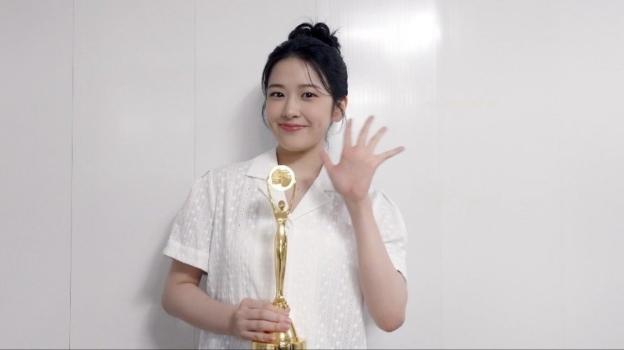 ANYUJIN_GLOBAL's tweet photo. 🏆 𝐘𝐔𝐉𝐈𝐍 𝐰𝐢𝐭𝐡 𝐡𝐞𝐫 𝐭𝐰𝐨 𝐁𝐥𝐮𝐞 𝐃𝐫𝐚𝐠𝐨𝐧 𝐒𝐞𝐫𝐢𝐞𝐬 𝐚𝐰𝐚𝐫𝐝𝐬—one as variety star An Yujin, and one as vocalist An Yujin.

Achieving such meaningful awards at one of Korea's most prestigious award ceremonies before even making her official solo debut is a powerful statement, a promising future, and a meaningful milestone for both YUJIN and her fans. 🥹

Thank you, everyone, for your support and love in making this achievement come true. We'll always walk alongside YUJIN, supporting her in everything she does! 🥹🫶

#ANYUJIN #안유진 #アンユジン
#청룡시리즈어워즈 #BlueDragonSeriesAwards
