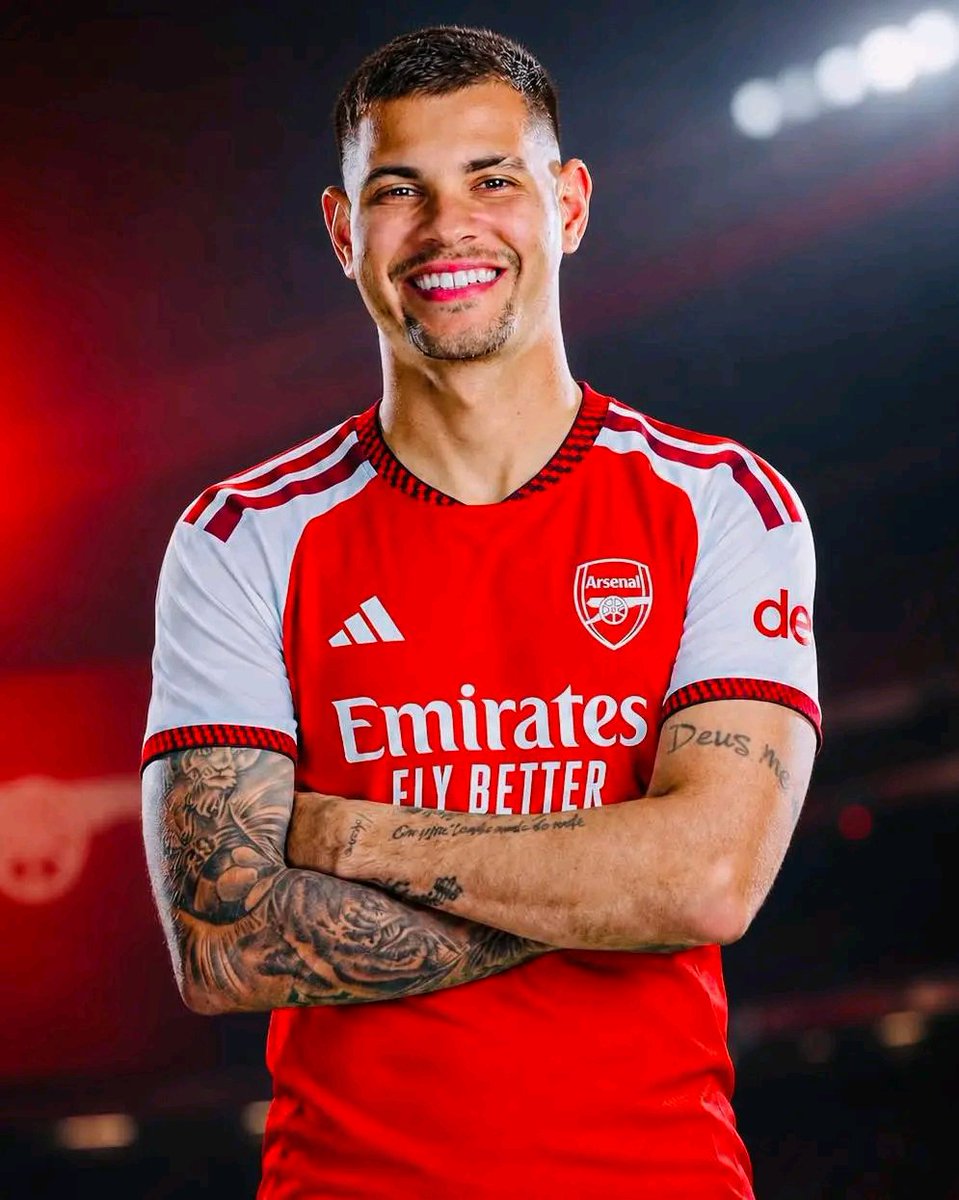 ballonrondfc's tweet photo. Maintenant que l'accord avec Newcastle pour Bruno Guimaraes est bouclé, Arsenal doit tenter le grand coup et mettre les 100 millions d'euros ou + s'il le faut pour recruter Vinicius Junior. Même s'il lui reste un an de contrat, il faut prendre le risque. C'est un investissement qui sera gagnant à long terme.

Mieux vaut saisir une opportunité historique que passer des années à se demander ce que ça aurait pu donner. Le contexte est favorable. Le Real Madrid a ouvert la porte à un départ de son brésilien en lui donnant un ultimatum, il faut en profiter.

• Gabriel & Saliba en défense centrale
• Declan Rice & Bruno Guimaraes au milieu
• Vinicius & Saka sur les côtés

+ Des cadres et des lieutenants fiables comme David Raya, Jurrien Timber, Martin Odegaard, Eberechi Eze et les autres...

Arsenal aurait tout simplement l'effectif le plus complet d'Europe et deviendrait le grand favori pour remporter la Premier League et la Ligue des champions. 

Une opportunité aussi rare ne se présente pas deux fois, les Gunners ont l'occasion de recruter deux joueurs capables de les faire changer de dimension. Il faut saisir cette chance unique.