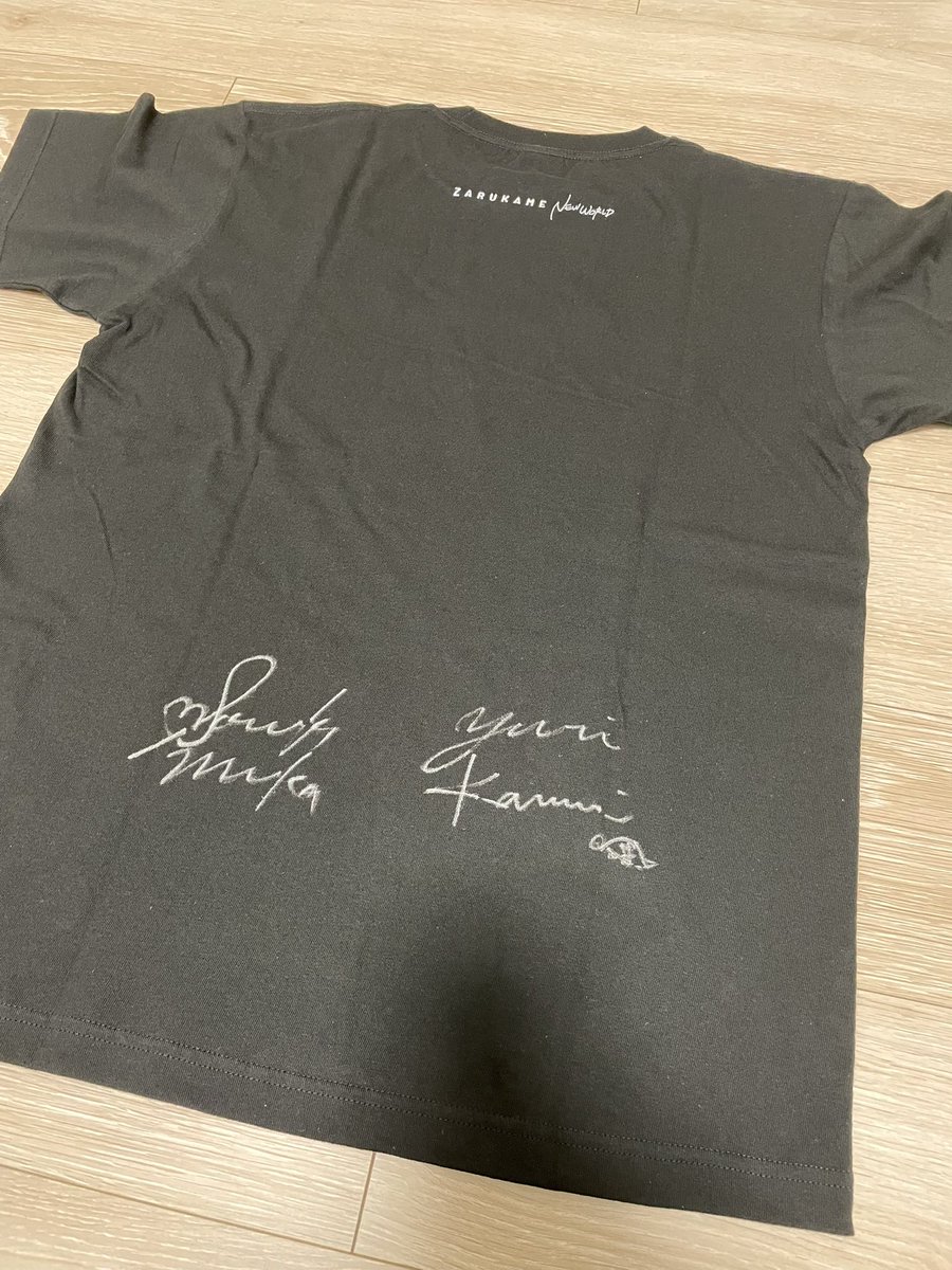 showwin's tweet photo. ZARUKAMEのライブ耳が幸せでした。ストリングスのバンド編成はカッコいい！！
普段着にするつもりでTシャツ買ったけど、サインもらってしまったので、これ着れないやつ…？
#ZARUKAME https://t.co/XDrLEY8QCS