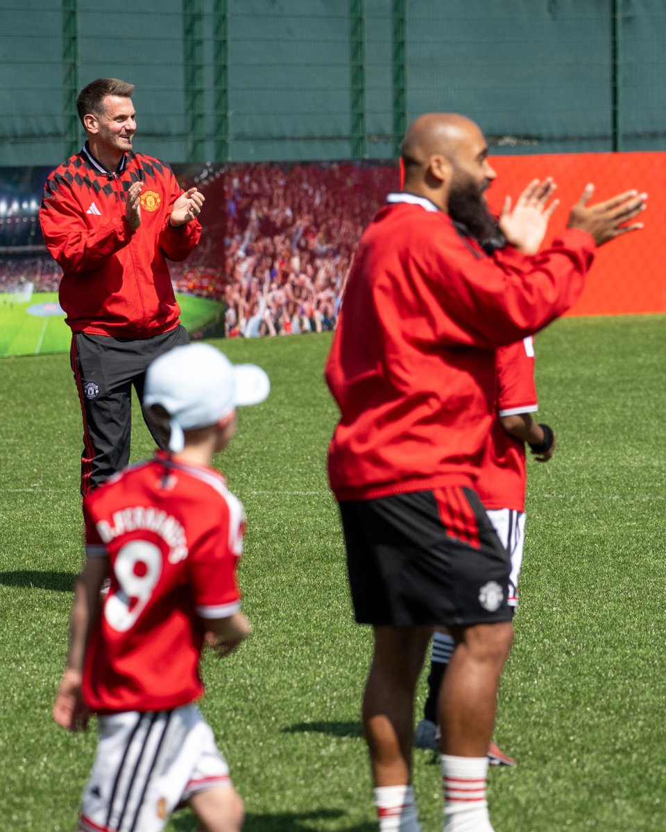 ManUtd's tweet photo. Moments to cherish 🥹

A group of young members and season-ticket holders recently visited Carrington for a day they'll never forget ❤️