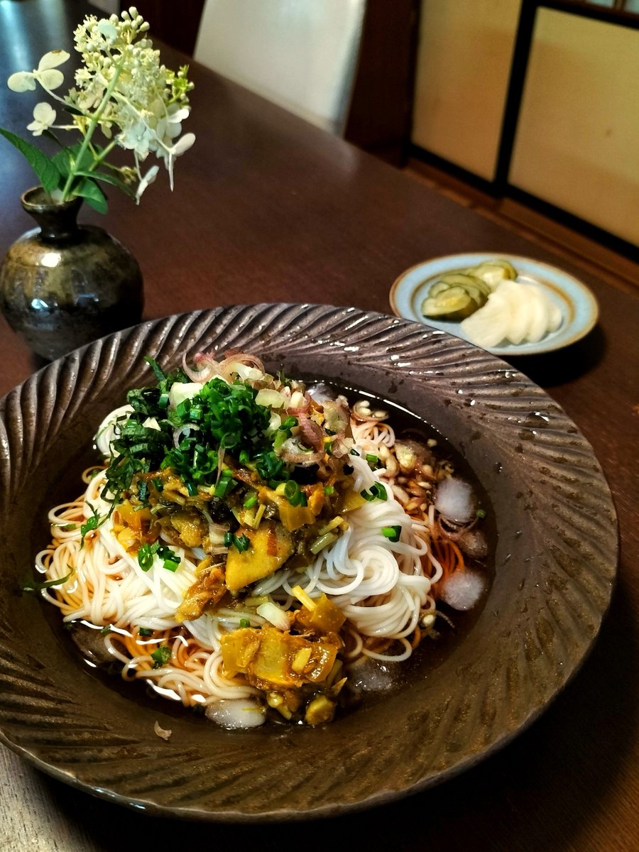coi_san's tweet photo. きのことツナの出汁カレー。物凄い旨み。
この時はキノコ４種、エリンギ・エノキ・タモギタケ・シイタケ。
ツナを鯖缶に変更、臭み消しにニンニク・ショウガ・クミンシード。
油が少なく冷やしても固まらないので、そうめんにも載せてみた。これはアリ。麺つゆ・大葉・茗荷・青ネギ。
#料理記録 7/24 https://t.co/UlrWxd01SK