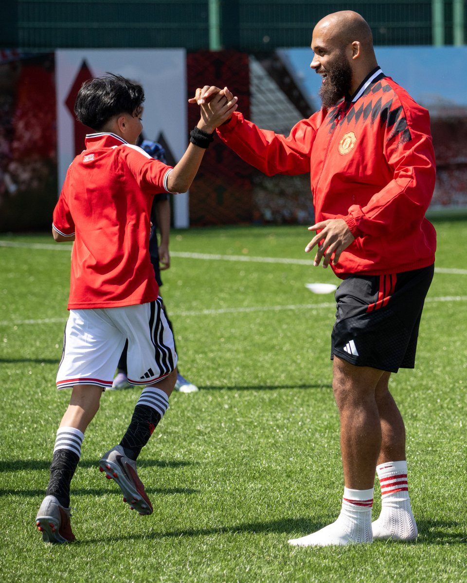ManUtd's tweet photo. Moments to cherish 🥹

A group of young members and season-ticket holders recently visited Carrington for a day they'll never forget ❤️