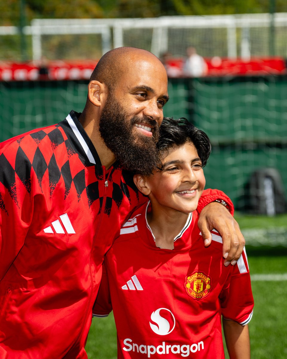 ManUtd's tweet photo. Moments to cherish 🥹

A group of young members and season-ticket holders recently visited Carrington for a day they'll never forget ❤️
