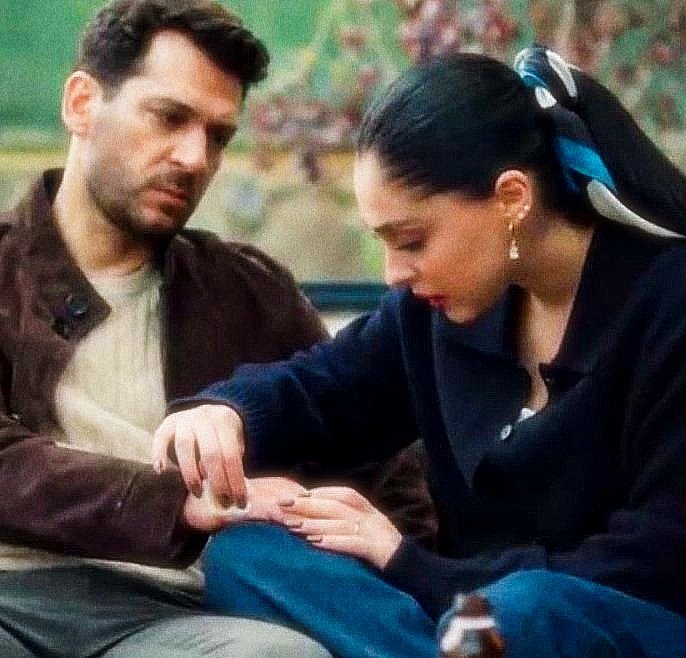 na2dy6a's tweet photo. ⠀⠀⠀⠀⠀⠀⠀⠀⠀Many episodes later, a beautiful parallel emerges. Zeynep heals not only Serhat's physical wounds

#GüllerveGünahlar #ZeySer https://t.co/tWIB8QoBiO