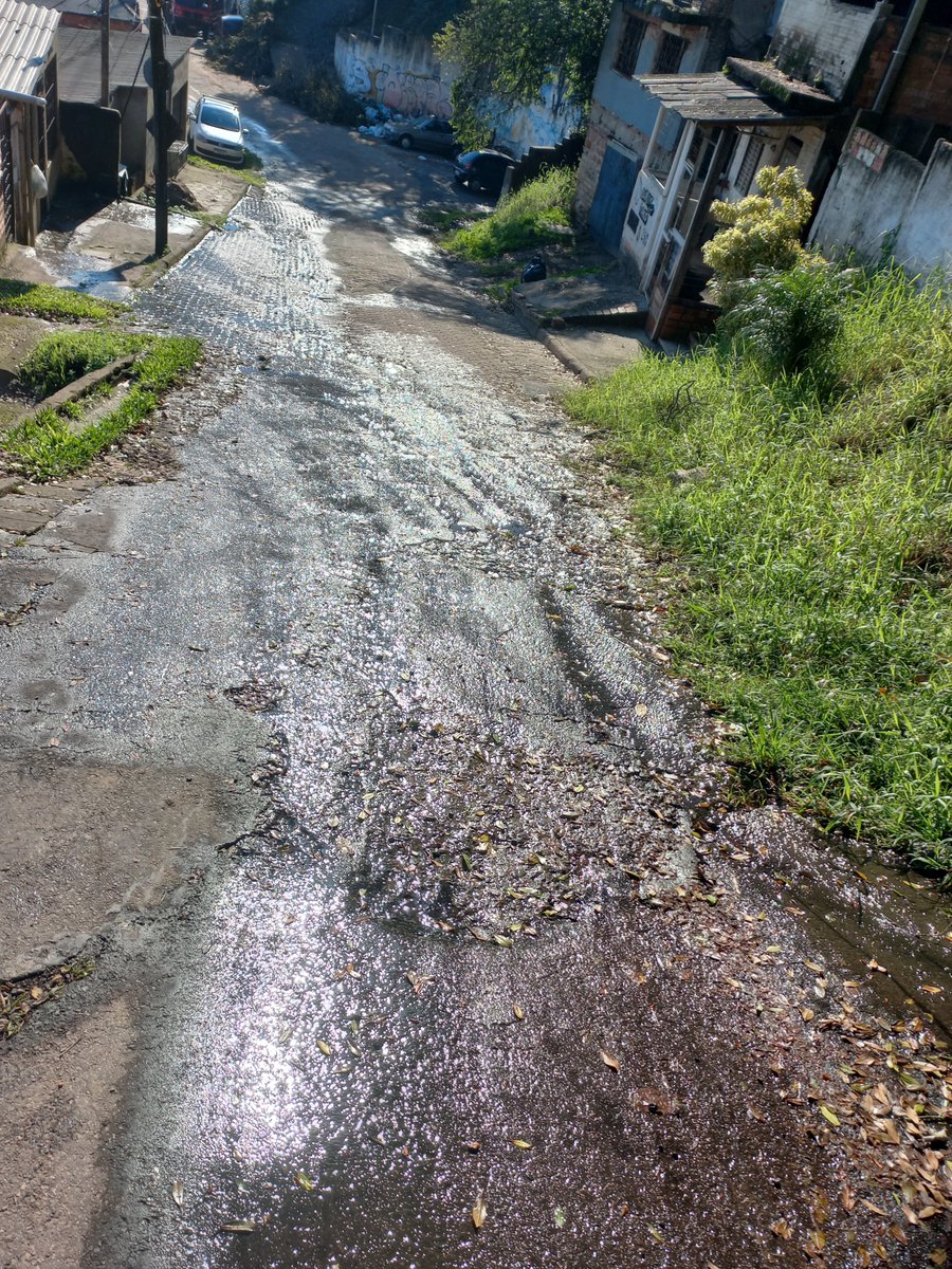 rbuttelli's tweet photo. E aí Prefeito, @SebastiaoMelo, @dmaepoa , @RdGaucha , Esse é o estado da rua Cascapina em frente o número 310, esgoto escorrendo há mais de 30 dias,  as pessoas dessem a rua caindo escorrendo, por falta de manutenção da prefeitura. @Record_RS @RadioBandPOA https://t.co/kgW139v8AU