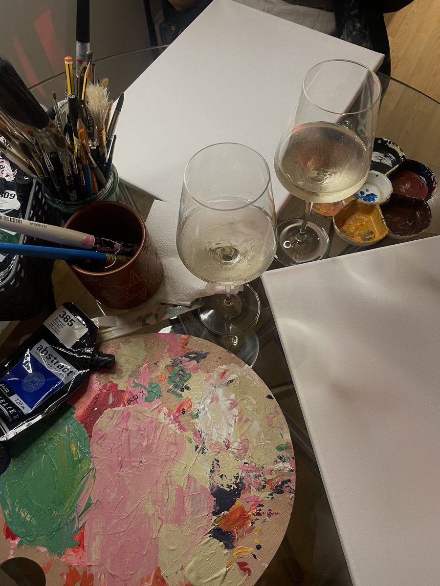 newalent's tweet photo. friday https://t.co/3ltupXVje0