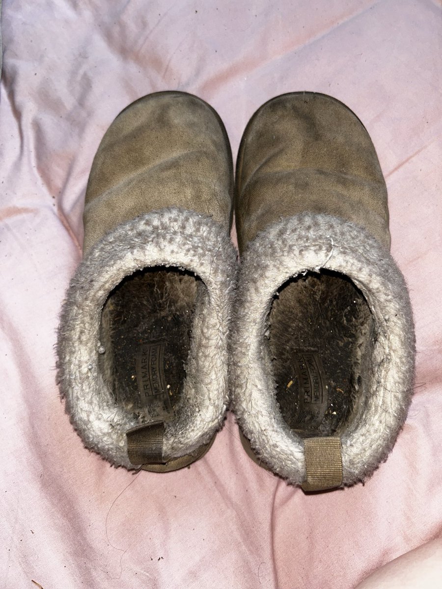 bemil444's tweet photo. Who wants to buy my used slippers?
Worn everyday, inside and outside
Definitely some sweaty feet with the heat waves we’ve been having
Drop me a dm for more info
#buyingcontent #usedclothing #usedslippers #useditems https://t.co/HOfMF0jSN4