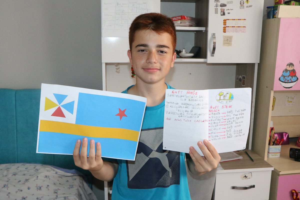 Hurriyet's tweet photo. Samsun’da yaşayan Aras Talha Çağlayan (13), 2023 yılında geliştirdiği dili temel alarak Bolivya’da konumlandırdığı hayali bir ülke kurdu.

Kendi alfabesini, bayrağını, anayasasını ve para birimini tasarlayan Aras, yaklaşık 1000 kişilik nüfusa sahip olduğunu söylediği “Sufi” adlı ülkesini tanıtmayı hedefliyor. Çağlayan, “Yaklaşık 1000 kişilik bir ülkem var. Ülkemin cumhurbaşkanı benim. Bakanlar kurulum var. Hastaneler, berberler, esnaf var. Ülkemi bütün dünyaya tanıtmak istiyorum. Hedefim Sufi ülkesini en gelişmiş, en tanınmış ülkeler arasına sokmak” dedi. 🌍✨

Canik ilçesinde dillere ve ülkelere ilgi duyan Aras, içgüdüsel olarak oluşturduğu dili zamanla geliştirerek kendine özgü bir alfabe yaptı. Ardından “Sufi” adını verdiği ülke için bayrak, para birimi ve resmi semboller tasarladı, 18 maddelik bir anayasa hazırladı. 📖