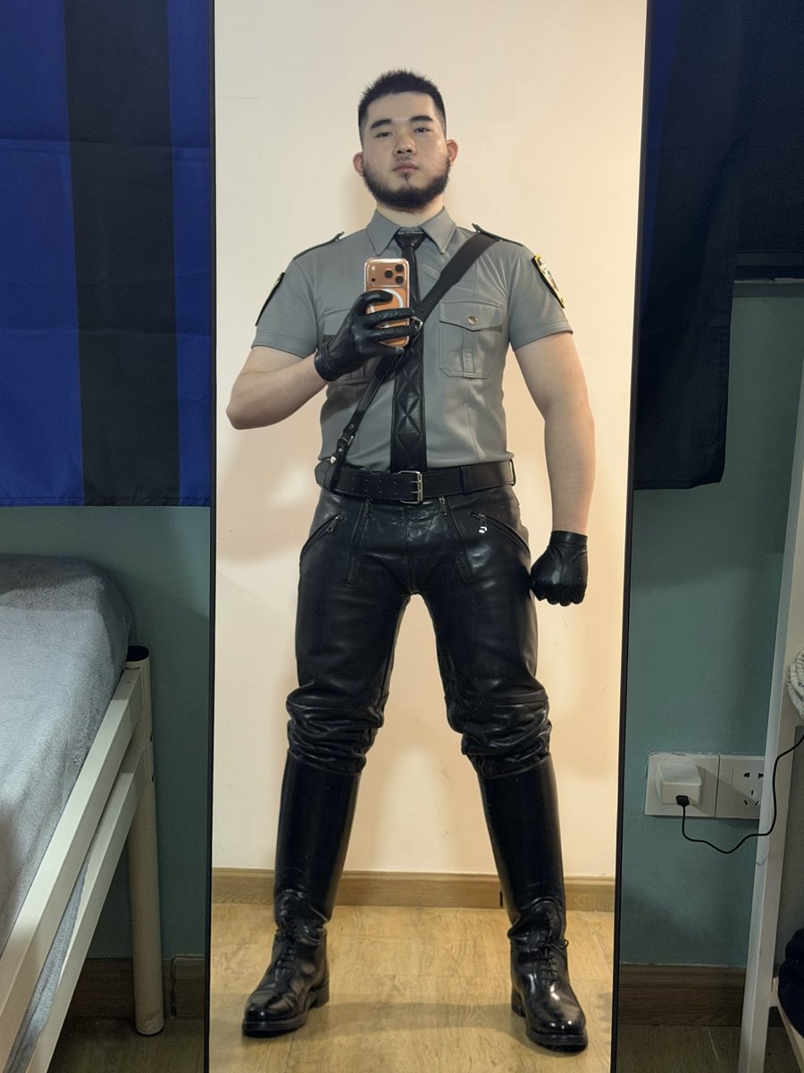 bootedpatrick's tweet photo. How abt Friday night… in leather?😏 https://t.co/vJ6RUCUG77