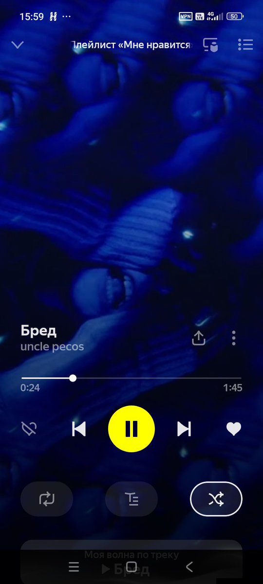 _daozhang's tweet photo. сняли обои, а под ними ровные белые стены. И вот я лежу среди этих стен на разобранном диване, слушаю что-то на повторе, и не вмещаю всю эту печаль. 40 лет назад она написала о смерти: "и никогда мы не повторимся, никогда не встретимся вновь" и вот теперь это действительно так https://t.co/MQYOWuK2HS