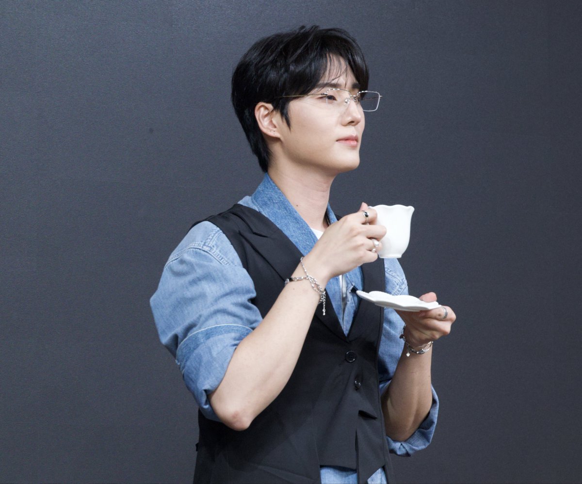 youngk_pic's tweet photo. 260731 영현이 찻잔 들고 있는 애티튜드 

#영케이 #데이식스 https://t.co/Xh4RQQPH0M
