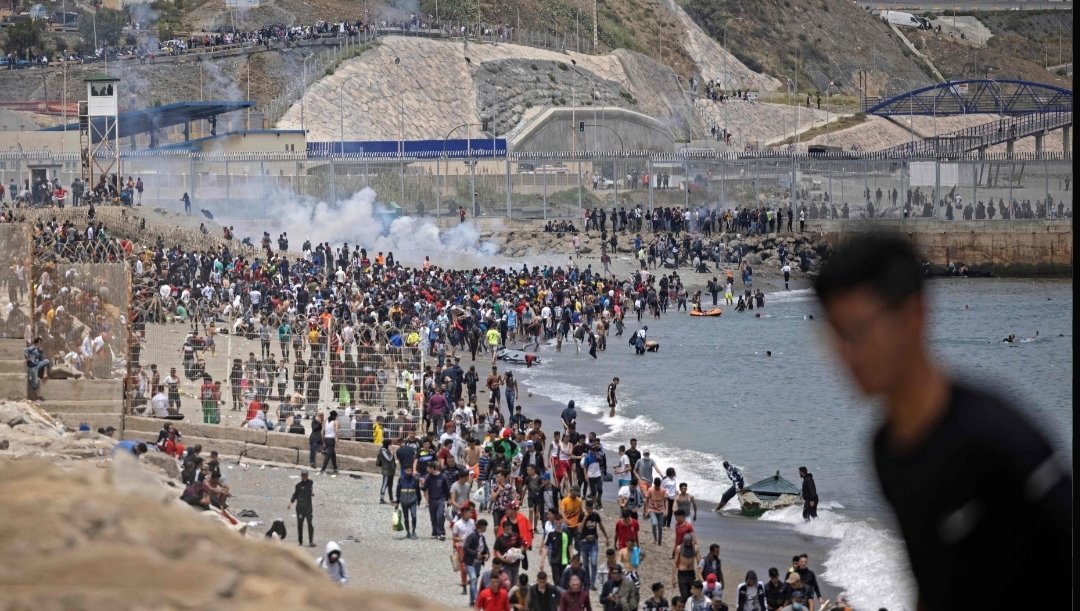 MarxElRojo's tweet photo. Unos criminalizan al “inmigrante”, utilizado como carne de cañón por el régimen colonial marroquí; otros defienden al propio régimen.

La realidad es que unos y otros le hacen el juego a la burguesía española y/o marroquí, comprando su marco en un conflicto interimperialista. https://t.co/2ZNSPzw5WK