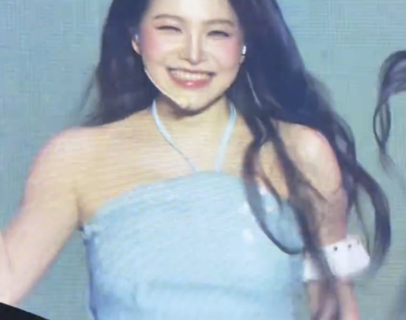 cuteyeripics's tweet photo. LOOK AT HER SMILE!!!!! I’M CRYING https://t.co/1CsOGN0qqb