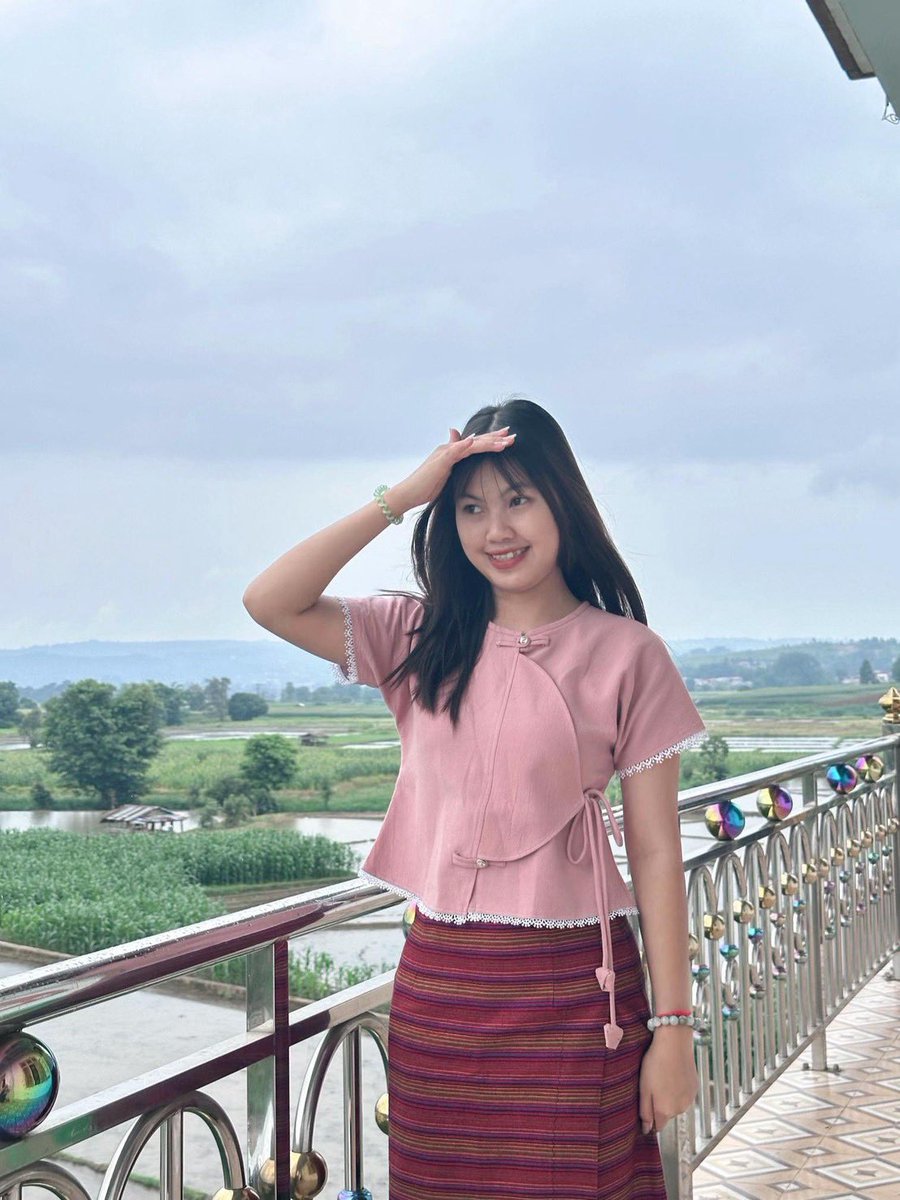 khur74858's tweet photo. #သၢဝ်တႆး #Tai #ရှမ်းမလေး #สาวไทใหญ่ #Shan https://t.co/gruIDaZ8gI