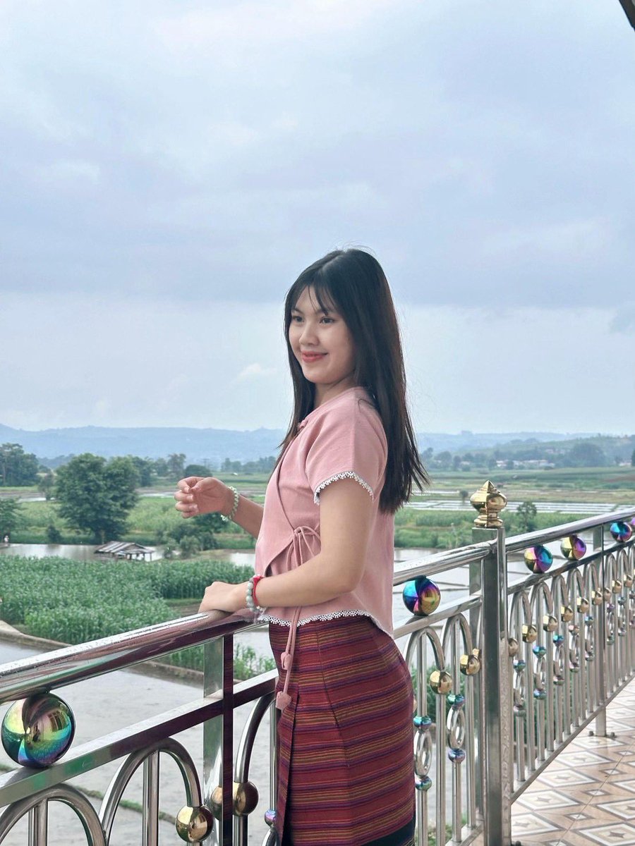 khur74858's tweet photo. #သၢဝ်တႆး #Tai #ရှမ်းမလေး #สาวไทใหญ่ #Shan https://t.co/gruIDaZ8gI