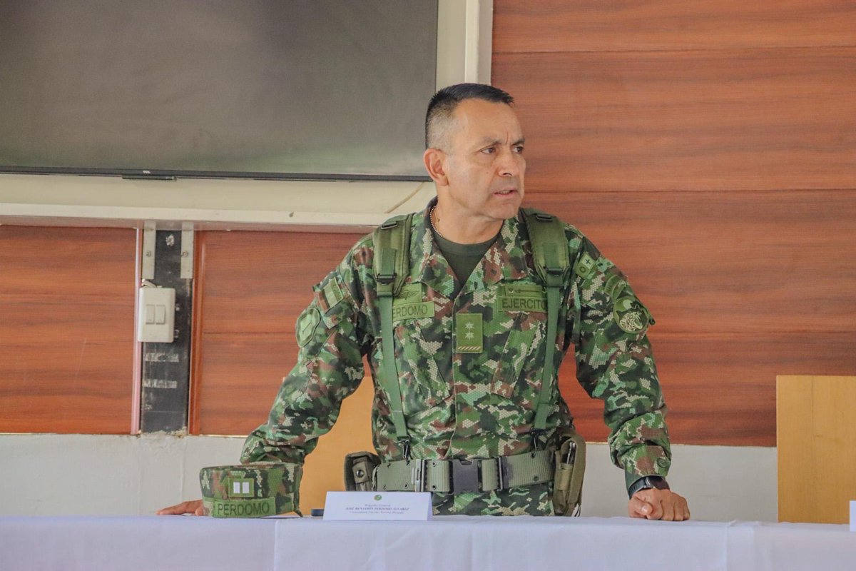Ejercito_Div1's tweet photo. 🪖 | En el Cantón Militar Santa Rosa, en el sur de #Bolívar, el @COL_EJERCITO continúa fortaleciendo el mando y control de la #Brigada19 mediante el cumplimiento del plan de relevos y traslado de personal.
 
El comandante de la unidad, el brigadier general José Benjamín Perdomo Álvarez, junto con su Estado Mayor, realizó mediante un acto formal un desayuno de bienvenida y presentó la información de comando operacional y de inteligencia para fortalecer las capacidades de conducción de las operaciones militares y el ejercicio del mando en esta importante zona del país.
 
Este proceso permite consolidar las funciones, tareas y responsabilidades de los comandantes en los diferentes niveles del mando, desde pelotón y compañía hasta batallón, garantizando un liderazgo efectivo, mayor capacidad operativa y el cumplimiento de la misión institucional.

#PatriaHonorLealtad🇨🇴