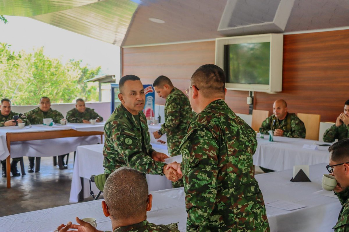 Ejercito_Div1's tweet photo. 🪖 | En el Cantón Militar Santa Rosa, en el sur de #Bolívar, el @COL_EJERCITO continúa fortaleciendo el mando y control de la #Brigada19 mediante el cumplimiento del plan de relevos y traslado de personal.
 
El comandante de la unidad, el brigadier general José Benjamín Perdomo Álvarez, junto con su Estado Mayor, realizó mediante un acto formal un desayuno de bienvenida y presentó la información de comando operacional y de inteligencia para fortalecer las capacidades de conducción de las operaciones militares y el ejercicio del mando en esta importante zona del país.
 
Este proceso permite consolidar las funciones, tareas y responsabilidades de los comandantes en los diferentes niveles del mando, desde pelotón y compañía hasta batallón, garantizando un liderazgo efectivo, mayor capacidad operativa y el cumplimiento de la misión institucional.

#PatriaHonorLealtad🇨🇴