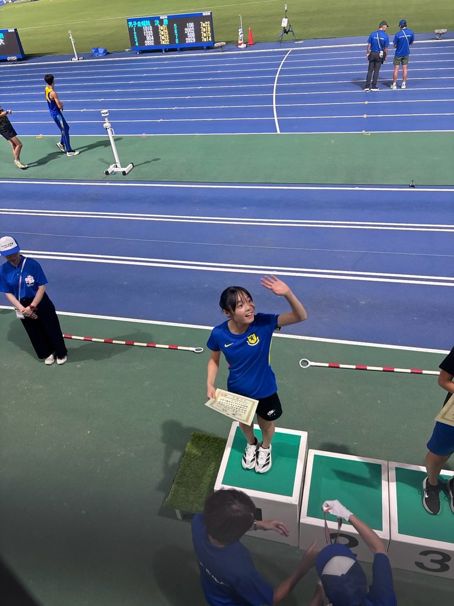 running_ik's tweet photo. ✳︎✳︎✳︎✳︎✳︎

7/31fri.
全国高校総体2日目
✨女子1500m決勝✨

🥈黒田六花(3年・岡山京山中出身)4:24.10

全国中学チャンピオンになってからのこの3年間、彼女にとって思い描いていた3年間ではきっと無かったかもしれませんが、こうして再び優勝争いを繰り広げる事が出来ました。

全中覇者としての見られ方、陸上競技の奥深さ、遠い地元を離れての生活、中学セクションから高校セクションへの移行、スピードと駅伝の融合、お兄さま達の活躍など、我々には想像できない辛さや大変さをいつも近くで見てきました。

今季東北大会3位ではありましたが、地力がついてきた事、走力は確実に上がっている事を確認しながら自信にしながら予選・決勝を迎えましたが、大舞台��強い発揮力を蘇らせる走りが出来ました。

六花が残りの高校生活でまだ成し遂げていない事は都大路の舞台です。
改め��仲間の大切さ、チームの素晴らしさ、陸上の難しさと面白さを感じたこの経験をまた秋冬シーズンに繋げていきます✨

明日以降も続く、女子3000M・男子5000M・女子800M、本日アメリカへ飛び立ったU20世界選手権に良い流れで襷を繋ぐことが出来ました🏃🔥

たくさんの応援ありがとうございました📣🙇‍♂️

#仙台育英
#インターハイ
#黒田六花
#U20世界選手権
#Nike