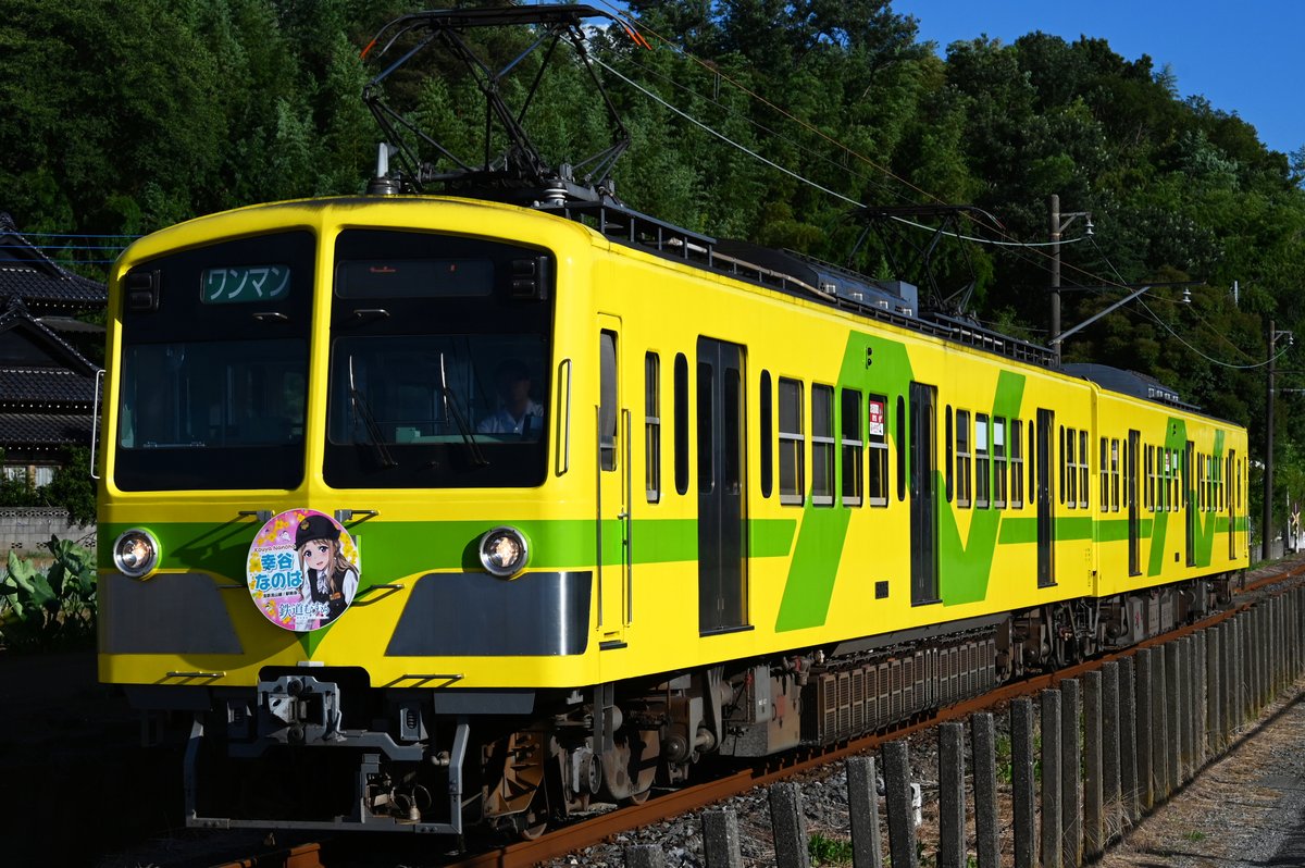 sr_aoba's tweet photo. 鉄道むすめHMの実使用品を販売する事業者が増える中、流鉄は幸谷なのはさん登場時のHMを大事に取っておられます。8周年記念商品の発売と連動し、6月末から待望の復活掲出、しかも編成は大本命の「なの花」！2018年の登場当時には叶わなかった「なのはなちゃん」の可憐な姿がついに実現しました。(続) https://t.co/gdIX5fyhbz