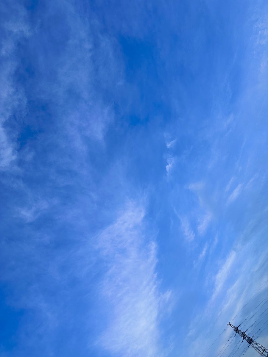 Korosuke74's tweet photo. 塔モグだぁ!!
 #空  #雲  #鉄塔  #塔モグ https://t.co/ZMF3Hj3Be1