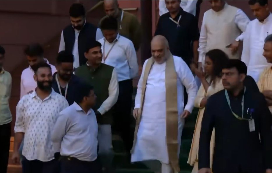 BabuPolitics's tweet photo. @Piyush_mi Piyush bhai sawaal karna aapka adhikar hai jarur karen, leaders apni aukaat dikha dete h but aap ye jo gupshup kar rhe the kal Amit Shah ke sath idhar aapka mic aur camera nhi dikh rha mujhe sawaal karte hue. Beshak Amit shah jawab na dete par aap to sawaal karte jaise aaj kiye https://t.co/jtrTJtMfG8